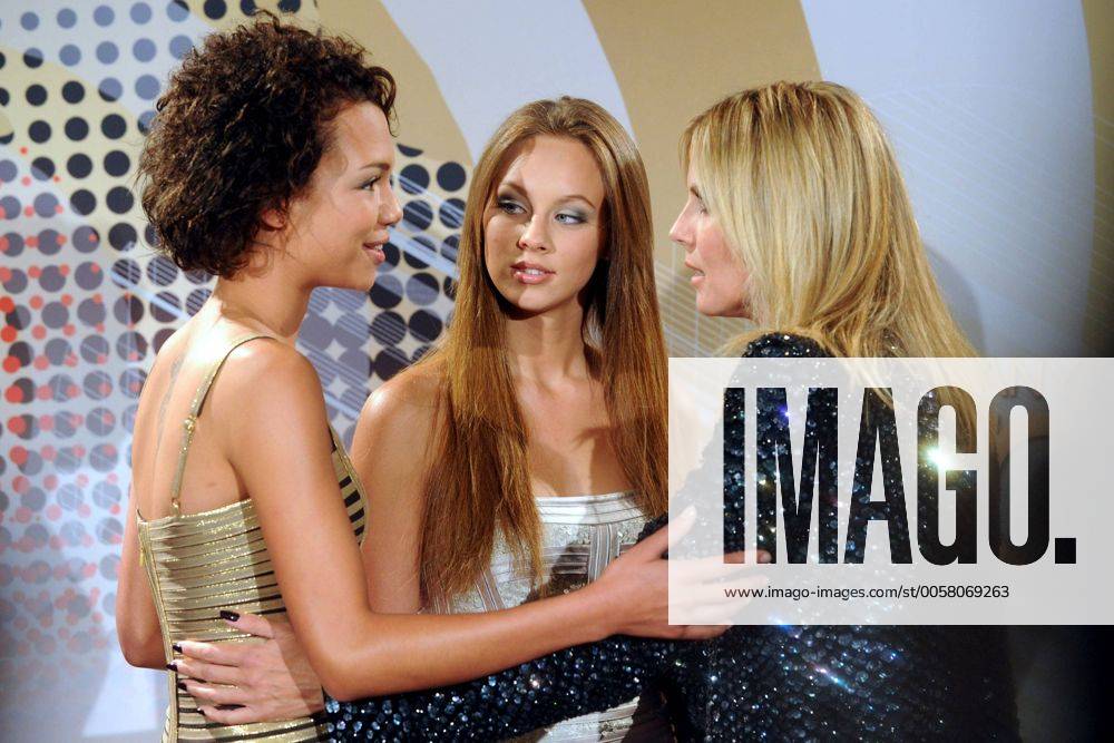 Germany s Next Topmodel . Topmodel Heidi Klum ( GER ) anläßlich einer Pressekonferenz mit den Finalistinnen Dominique Miller links und Kasia Lenhard , der aktuellen Staffel der TV-Casting Show Germany s Next Topmodel am 04.06.2012 in der Lanxess-Arena Köln.