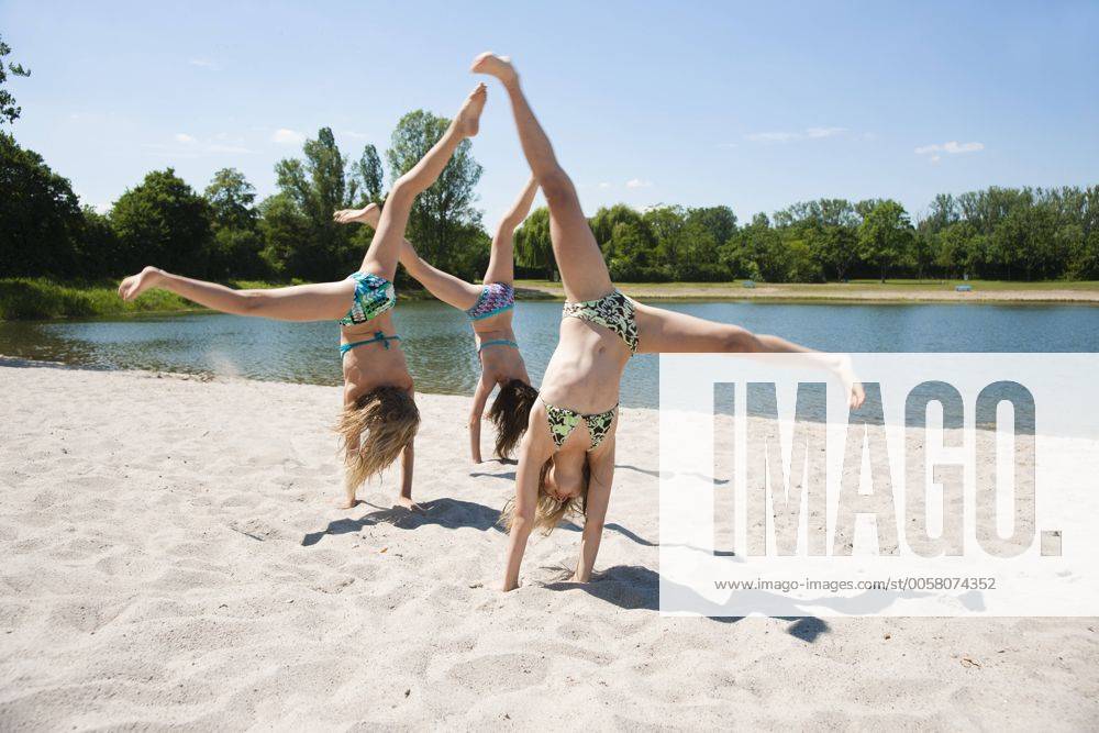 Mädchen macht Gymnastik am Strand