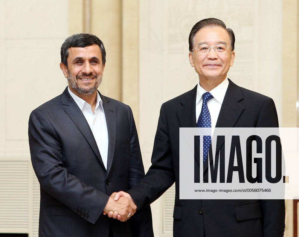(120606) -- BEIJING, June 6, 2012 (Xinhua) -- Chinese Premier Wen Jiabao (R) meets with the visiting Iranian President Mahmoud Ahmadinejad in Beijing, capital of China, June 6, 2012. (Xinhua Yao Dawei)(mcg) CHINA-BEIJING-WEN JIABAO-MAHMOUD AHMADINEJAD-MEETING (CN)