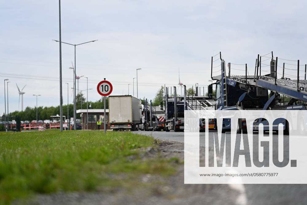 Standstill in Emden Numerous car transporters waiting outside the terminal of EVAG Emder Verkehrs und Automotive GmbH In Emden on Friday morning, June 14, 2024 seaport employees of the trade union Verdi went on a warning strike The first shift of EVAG Emder Verkehrs und Automotive GmbH was affected, said Verdi negotiator Maren Ulbrich Emden Lo