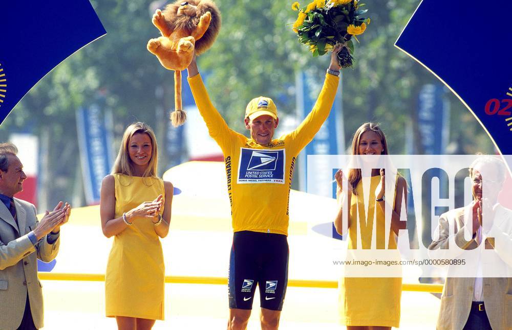 Sieger Lance Armstrong (USA US Postal Service) im gelben Trikot Radsport Herren Tour de France 2002, Radrennsport, Straßenradsport, Straßenradrennsport, Radrennen Gruppe 20. Etappe, Paris Freude,