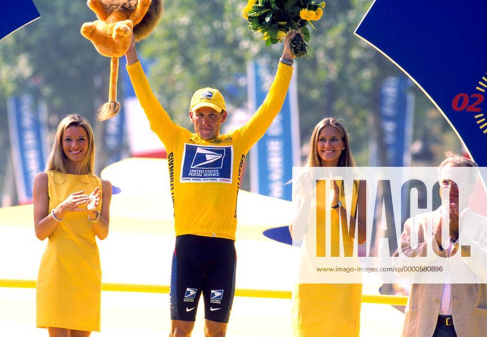 Sieger Lance Armstrong (USA US Postal Service) im gelben Trikot Radsport Herren Tour de France 2002, Radrennsport, Straßenradsport, Straßenradrennsport, Radrennen Gruppe 20. Etappe, Paris Freude,