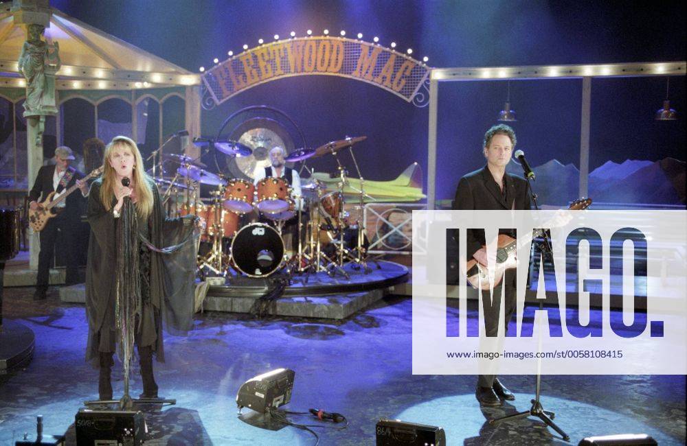 Fleetwood Mac (Popgruppe) 01 98 her Fleetwood Mac am 24. Januar 1998 in Wetten, dass..? (ZDF) in Bremen v.re.: Lindsey Buckingham (Gitarre), Mick Fleetwood (Schlagzeug), Stevie Nicks (Gesang) und John McVie (Bass) TV Fernsehen Show Deutschland live Musik Pop Rock Musiker Gruppe Band England Großbritannien USA amerikanisch Männer Mann Frau Sängerin Gitarrist Schlagzeuger Bassist us american british quer ganz total