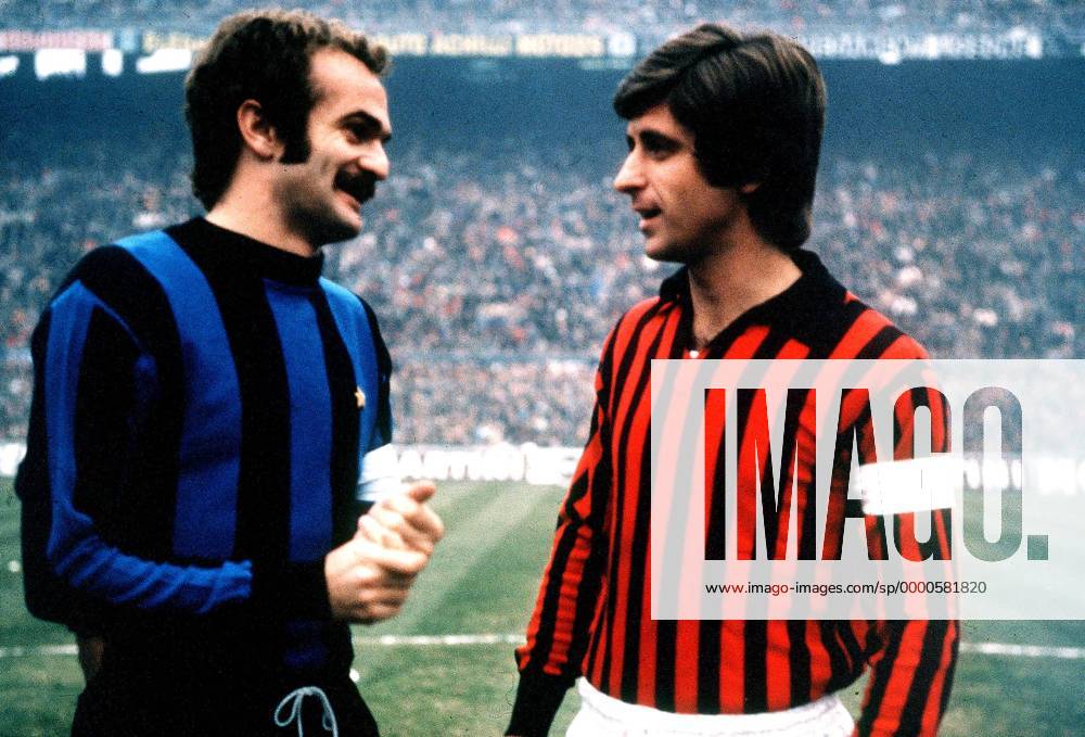 Sandro Mazzola (Inter, li.) im Gespräch mit Gianni Rivera (Milan) Fußball Herren Serie A 1974 1975, 1. Italienische Liga, Internazionale Mailand - AC Milan 0:0 Gruppe Stadio Giuseppe Meazza, San Siro Mailand