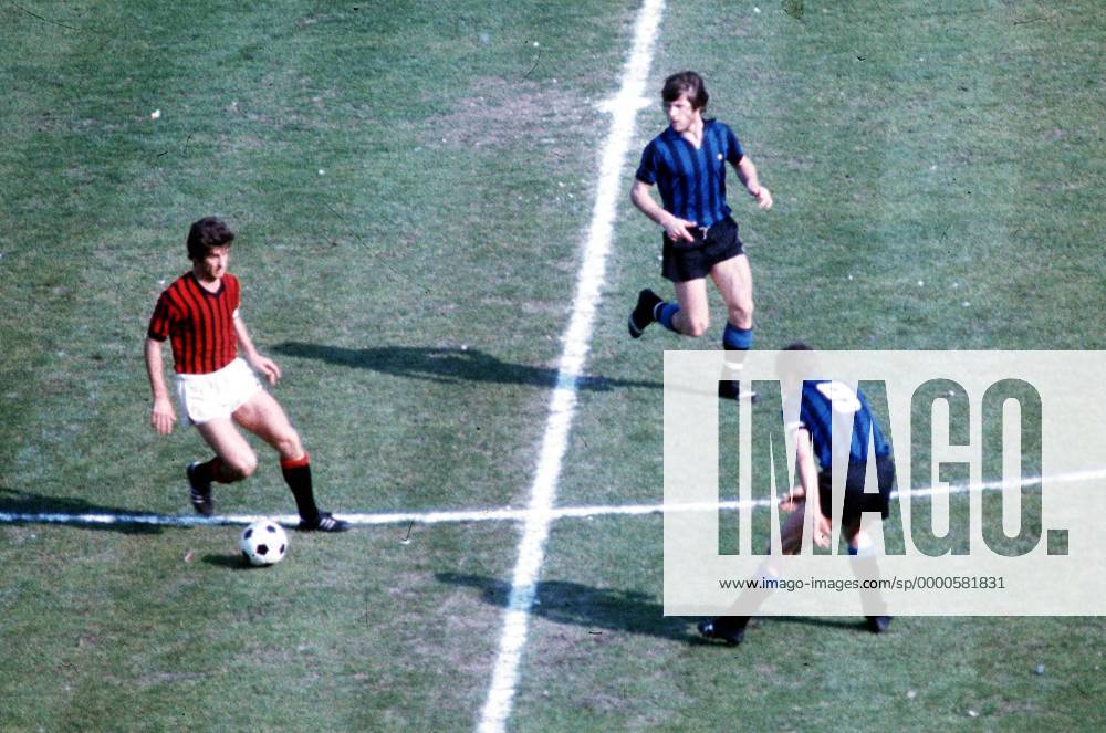 Gianni Rivera (Milan, li.) am Ball, re. Sandro Mazzola (Inter) Fußball Herren Serie A 1976 1977, 1. Italienische Liga, Internazionale Mailand - AC Milan 0:0 Gruppe Stadio Giuseppe Meazza, San Siro Mailand