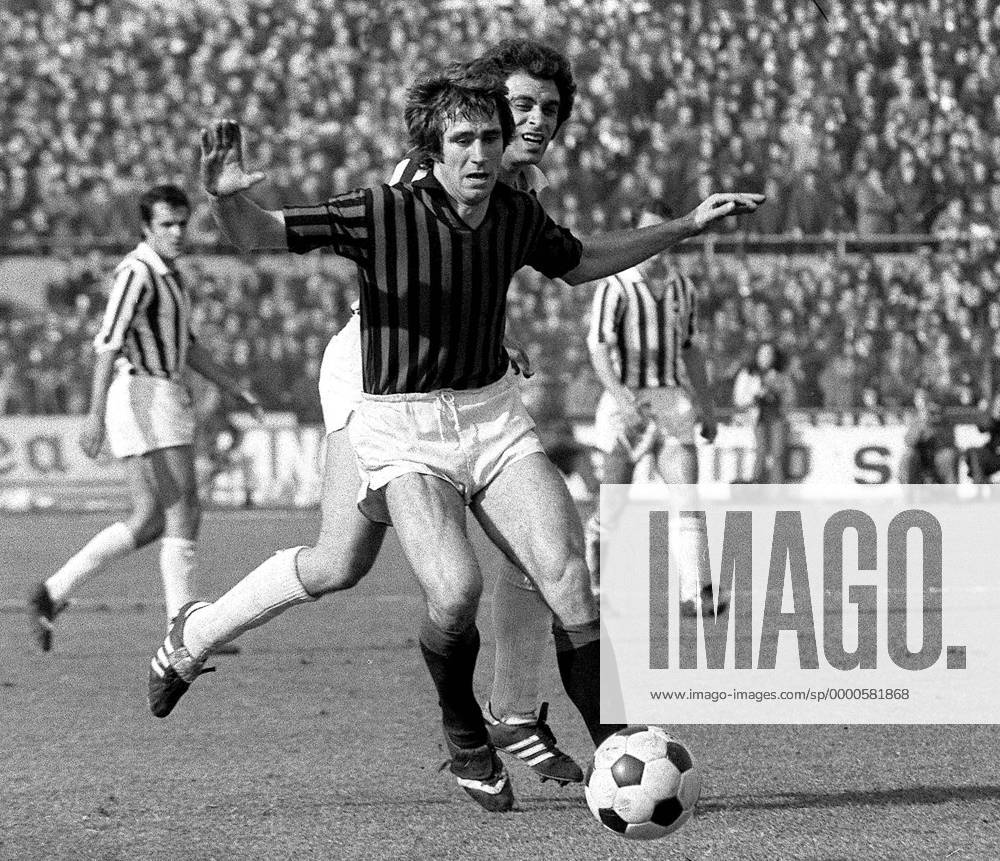 Aldo Maldera (Milan, vorn) Fußball Herren Serie A 1975 1976, 1. Italienische Liga, AC Mailand - Juventus Turin 0:1 Gruppe Stadio Giuseppe Meazza, San Siro Mailand Dynamik, Kampf,