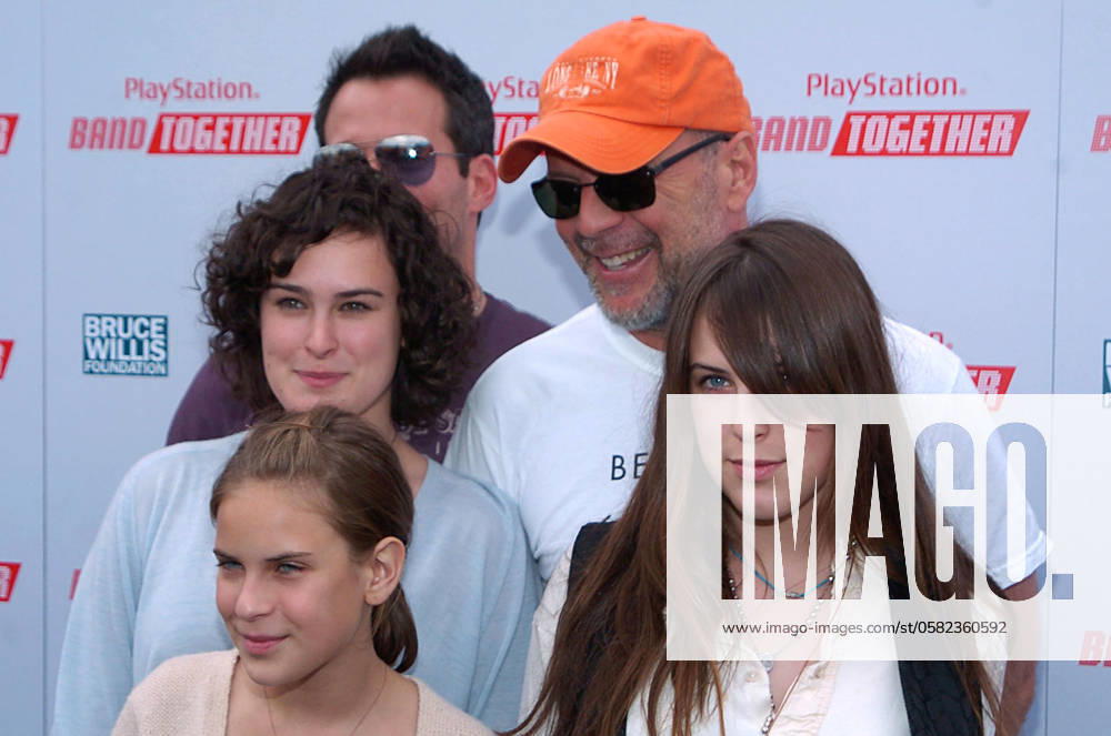 THE SONY COMPUTER ENTERTAINMENT AMERICA AND THE BRUCE WILLIS FOUNDATION PRESENT PLAYSTATIONÃÜ BANDTOGETHER BRUCE WILLIS, DAUGHTER RUMER, SCOUT AND TALLULAH WILLIS ARRIVING AT THE SONY COMPUTER ENTERTAINMENT AMERICA AND THE BRUCE WILLIS FOUNDATION PRESENT PLAYSTATIONÃÜ BANDTOGETHER AT SMASHBOX STUDIOS. CULVER CITY, CALIFORNIA. 8 DECEMBER 2005. PICTURE. JACQUI WONG,