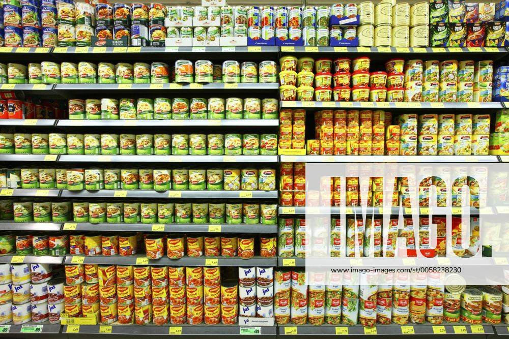 Lebensmittelabteilung, Regal mit Auswahl an verschiedenen Konservendosen, Fertiggerichten, Fertigsuppen, Eintöpfe. Grosser Supermarkt, Selbstbedienung. Deutschland, Europa.