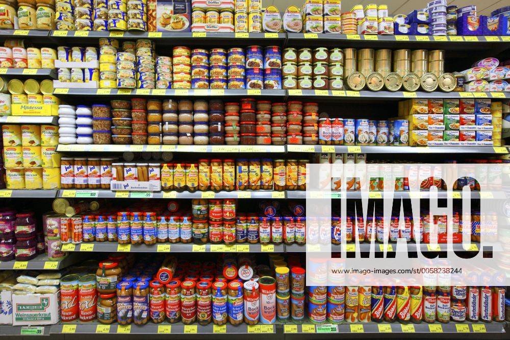 Lebensmittelabteilung, Regal mit Auswahl an Fleischprodukten in Gläsern und Dosen. Pasteten, Frühstücksfleisch. Würstchen, Bockwürstchen, Grosser Supermarkt, Selbstbedienung. Deutschland, Europa.