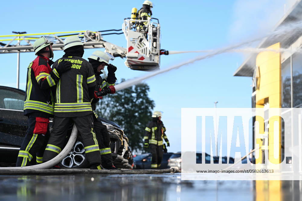 Millions in damage in Wiesmoor A car dealership has been on fire in Wiesmoor since the early hours of June 18, 2024 The extinguishing work is still ongoing Residents were informed by Katwarn to keep doors and windows closed Wiesmoor Lower Saxony Germany
