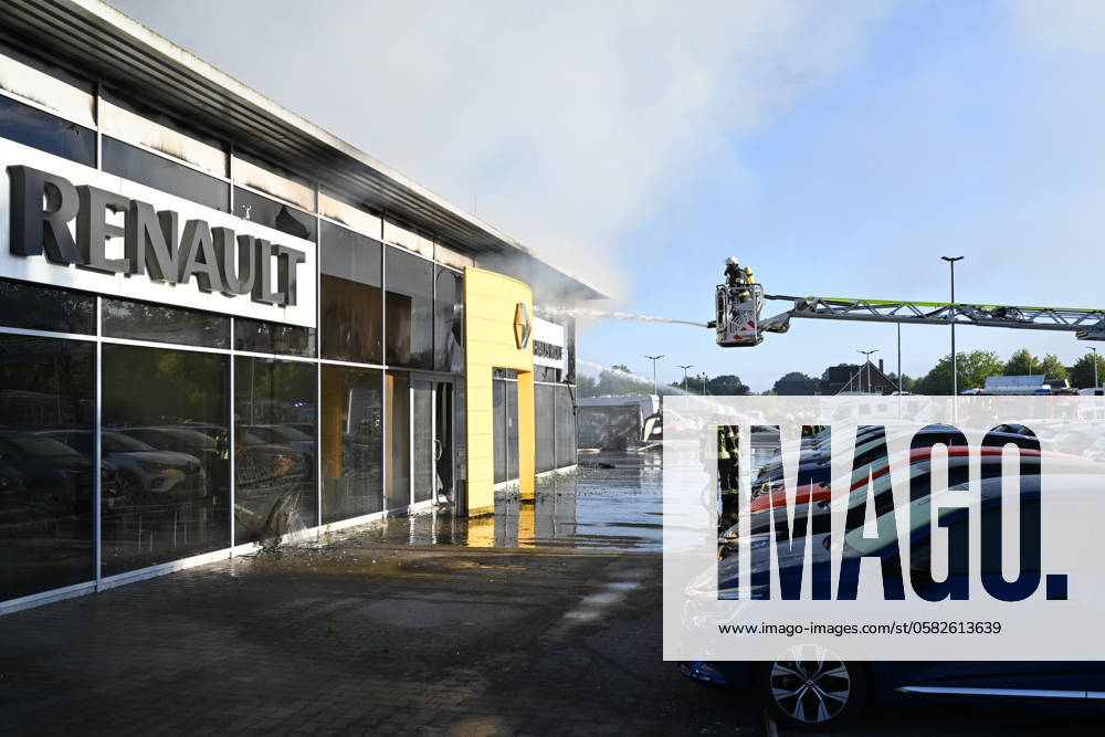 Millions in damage in Wiesmoor A car dealership has been on fire in Wiesmoor since the early hours of June 18, 2024 The extinguishing work is still ongoing Residents were informed by Katwarn to keep doors and windows closed Wiesmoor Lower Saxony Germany