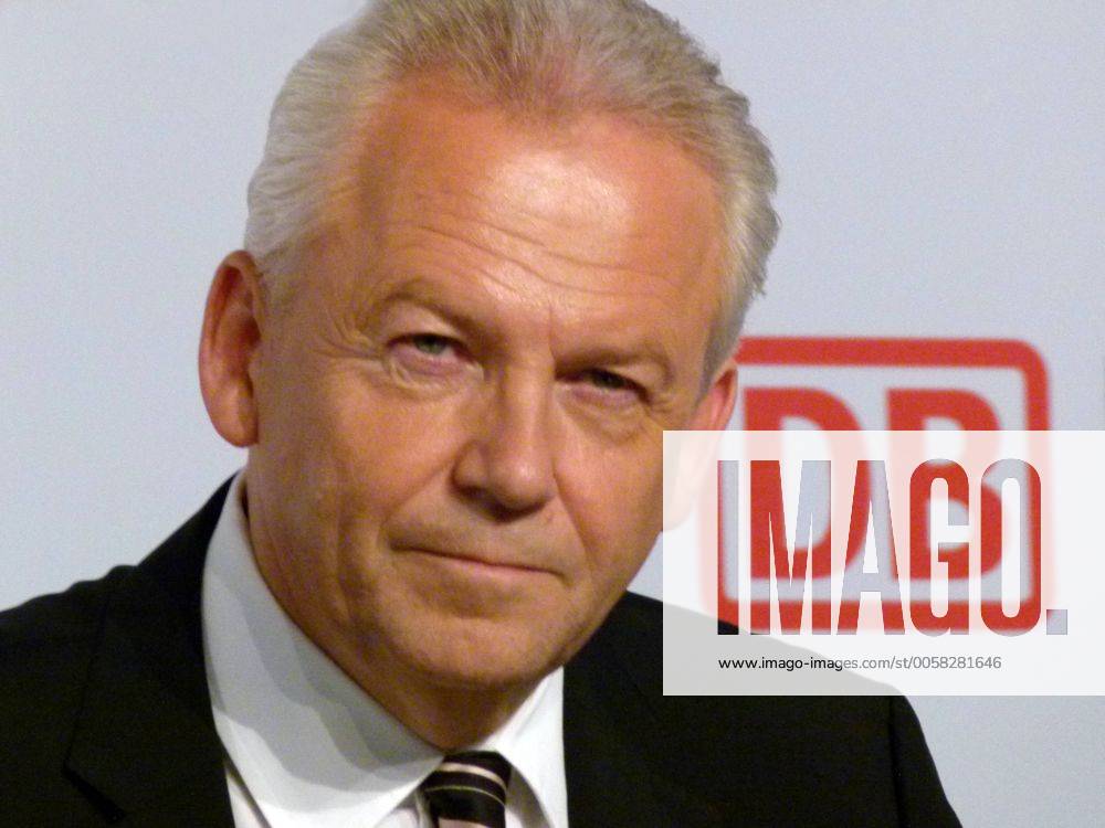 201207626 Bln.- Rüdiger GRUBE, Vorstandsvorsitzender Deutsche Bahn ; das Foto zeigt den Gesamtvorstand des Unternehmens während der Pressekonferenz Rüdiger GRUBE Deutsche Bahn legt Halbjahresbilanz vor