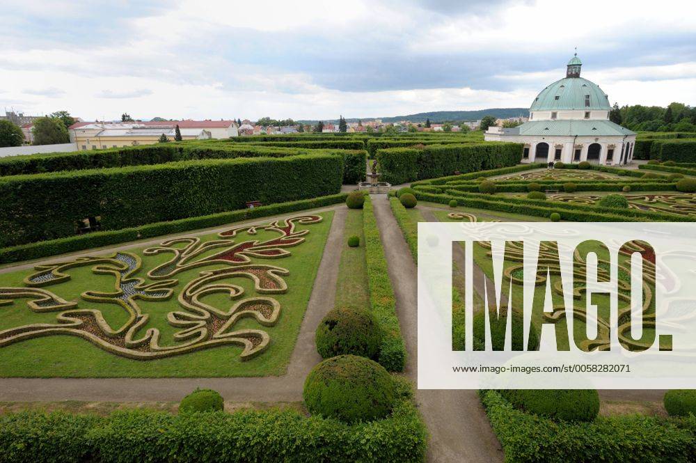 Der Blumengarten mit Blumenornamenten, Fontänen, Bogengängen und einem Gartenlabyrinth des Erzbischöflichen Schlosses in Kromeriz (Kremsier) in Ostmähren.