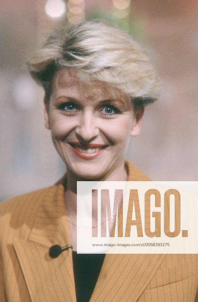 Carmen Nebel (TV-Moderatorin) 09 90 dar Carmen Nebel im September 1990 in Aktuelle Schaubude , NDR Deutschland deutsch deutsche Frau Moderation Moderatorin TV Fernsehen german female host presenter gdr hoch Portrait lächelnd