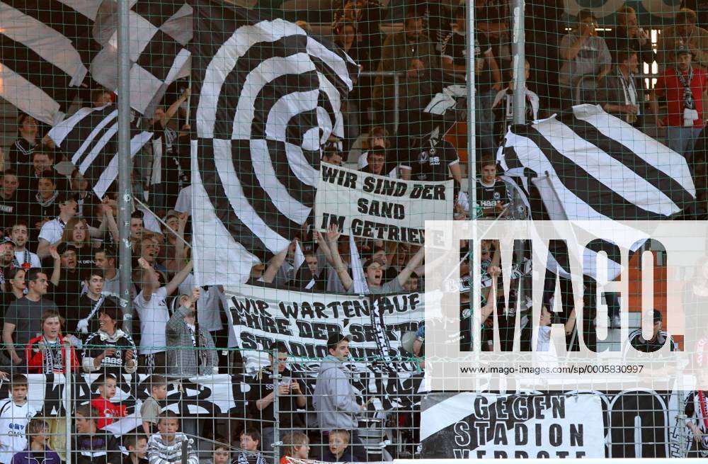 Fußball, Stadiongeschichte Wacker Burghausen Saison 2009 2010, Fussball 3.Liga, SV Wacker Burghausen, Burghausener Fans schwenken Fahnen o0 Fan, Fußballfan, Publikum, Fanblock, Fahne, Fanfahne, totale
