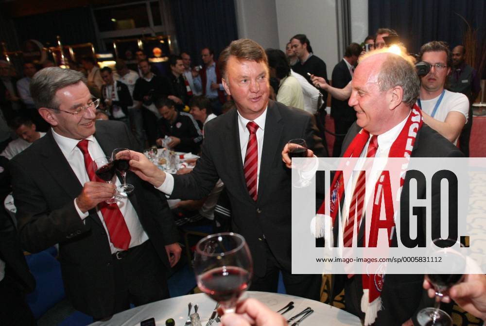 Champions League, Saison 2009 2010, Halbfinale, Rückspiel, FC Bayern München, Bankett nach Spiel mit Vorstand und Team in Hotel Novotel, v.li.: Geschäftsführer Karl Hopfner, Trainer Louis van Gaal, Präsident Uli Hoeness, FC Bayern, o0 Funktionär Wein, Alkohol