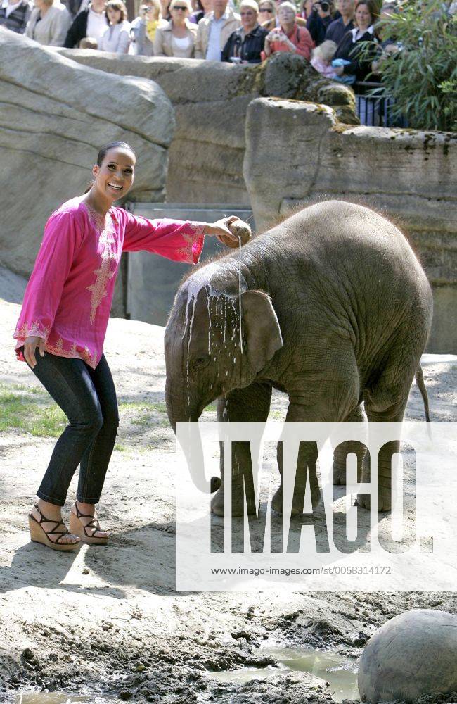 Nandini Mitra Fernseh-Moderatorin Nandini Mitra tauft mit Kokosmilch das Elefanten-Baby Shahrukh im Hamburger Tierpark Hagenbeck Foto:xU.xGlockmannx xFuturexImage
