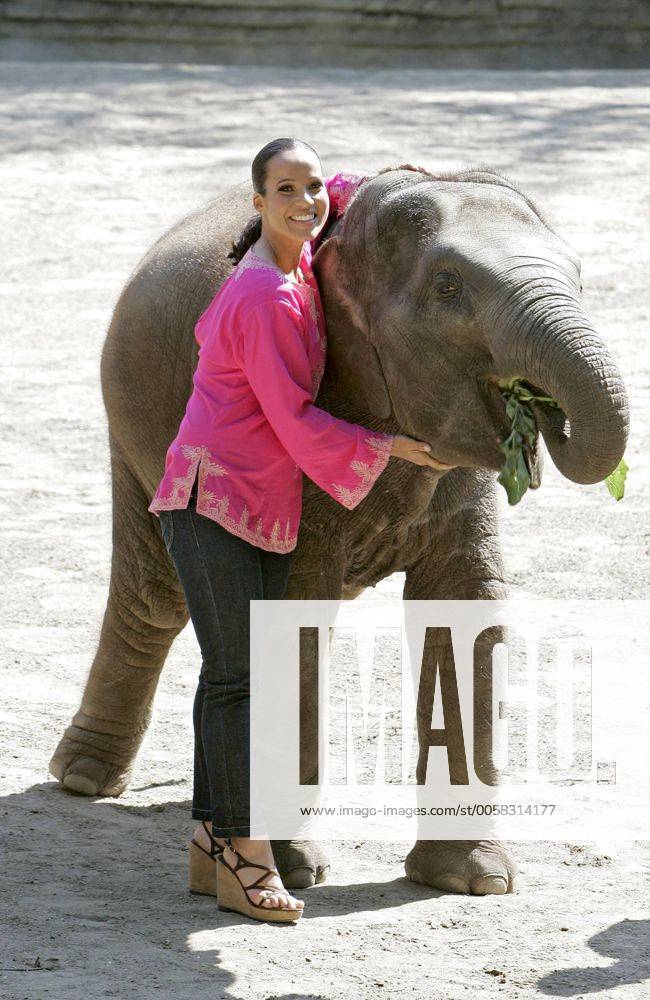 Nandini Mitra Fernseh-Moderatorin Nandini Mitra tauft mit Kokosmilch das Elefanten-Baby Shahrukh im Hamburger Tierpark Hagenbeck Foto:xU.xGlockmannx xFuturexImage
