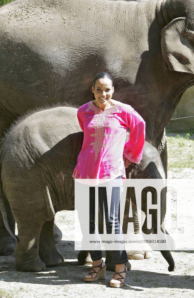 Nandini Mitra Fernseh-Moderatorin Nandini Mitra tauft mit Kokosmilch das Elefanten-Baby Shahrukh im Hamburger Tierpark Hagenbeck Foto:xU.xGlockmannx xFuturexImage