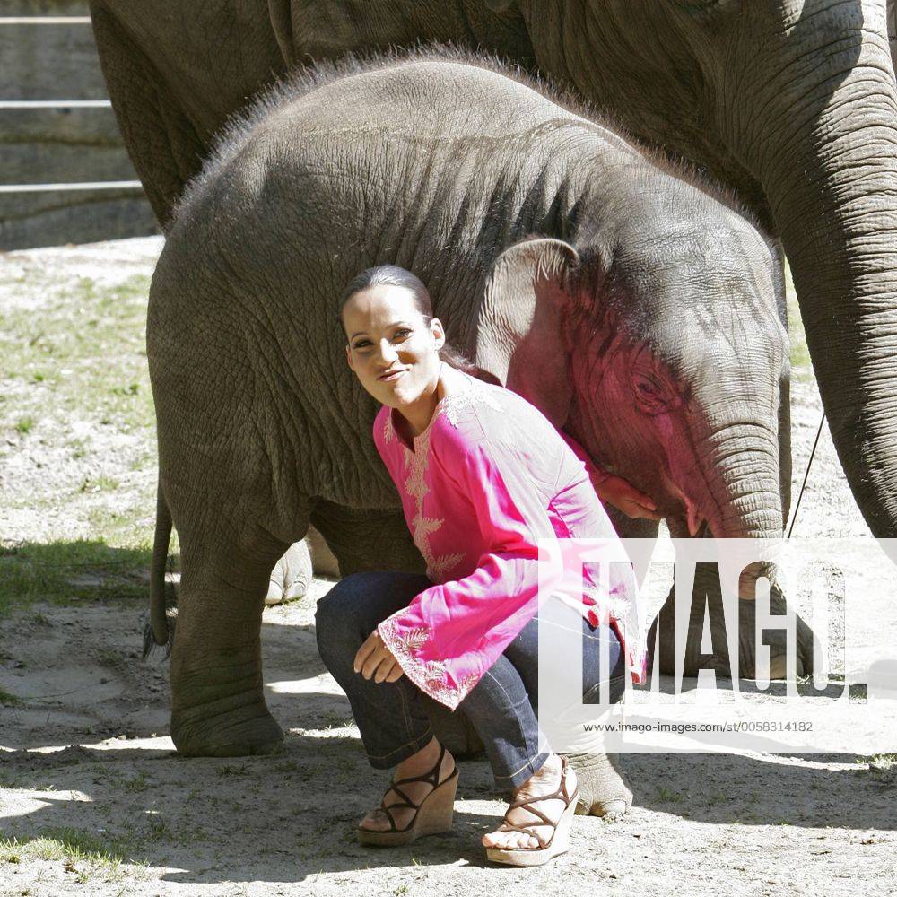Nandini Mitra Fernseh-Moderatorin Nandini Mitra tauft mit Kokosmilch das Elefanten-Baby Shahrukh im Hamburger Tierpark Hagenbeck Foto:xU.xGlockmannx xFuturexImage