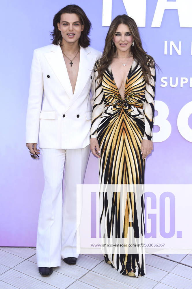 Damian Hurley with mother Elizabeth Hurley at the V A Summer Party 2024 on the occasion of the exhibition Naomi In Fashion at the Victoria and Albert Museum London, 19 06 2024 Foto:xS.xFuturexImagex va_4700