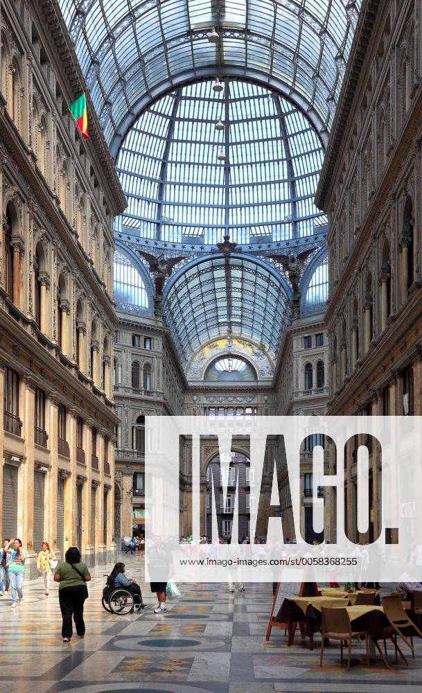 Galleria Umberto I, Einkaufspassage in der Altstadt von Neapel, Kampanien, Italien, Europa iblsce02314679