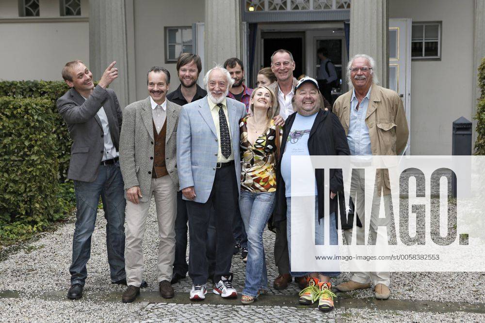 JAHRESPRESSEKONFERENZ DES SCHLOSSPARK THEATER, VORSTELLUNG DES SPIELPLANS SAISON 2012-2013. ZU SEHEN: u.a.: DER SCHAUSPIELER UND GESCHÄFTSFÜHRER VOM SCHLOSSPARK THEATER; DIETER HALLERVORDEN UND SCHAUSPIELER DIRK BACH; ACHIM WOLFF