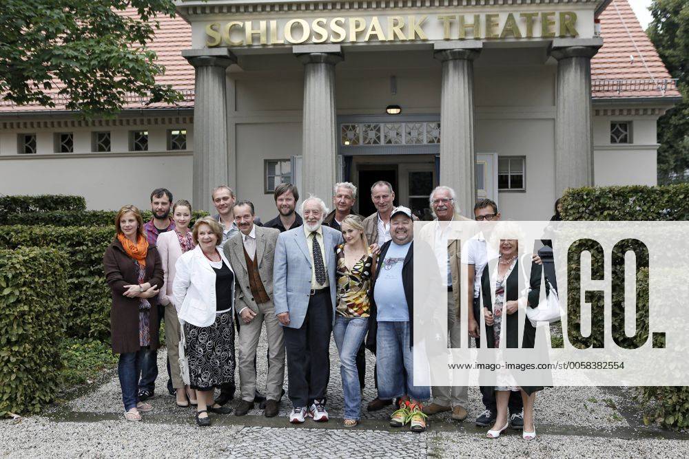 JAHRESPRESSEKONFERENZ DES SCHLOSSPARK THEATER, VORSTELLUNG DES SPIELPLANS SAISON 2012-2013. ZU SEHEN: u.a.: DER SCHAUSPIELER UND GESCHÄFTSFÜHRER VOM SCHLOSSPARK THEATER; DIETER HALLERVORDEN UND SCHAUSPIELER DIRK BACH; ACHIM WOLFF