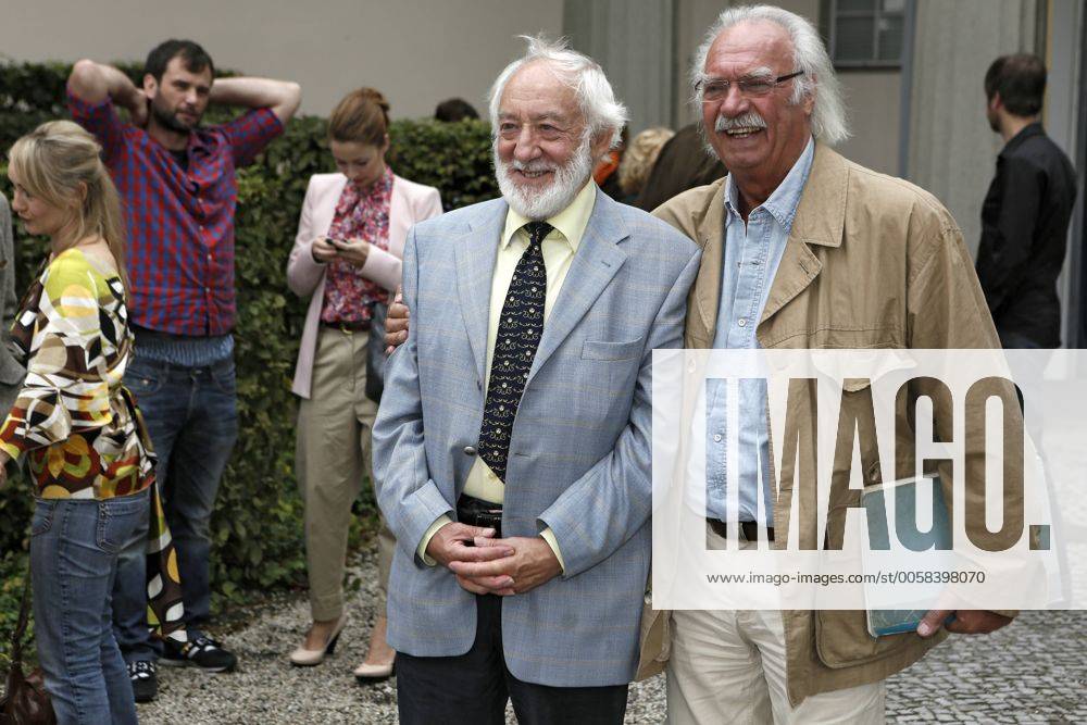 JAHRESPRESSEKONFERENZ DES SCHLOSSPARK THEATER, VORSTELLUNG DES SPIELPLANS SAISON 2012-2013. ZU SEHEN: v.l.n.r: INTENDANT SCHLOSSPARK THEATER DIETER HALLERVORDEN UND ACHIM WOLFF