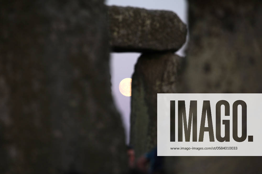 Großbritannien, Feierlichkeiten zur Sommersonnenwende in Stonehenge June 20, 2024, Salisbury, England, UK: The moon rises from behind one of the stones at the Summer Solstice at Stonehenge. Stonehenge was built by early Britons some 4000 years ago to align with the sun on the solstices. The summer solstice marks the end of Spring and the start of Summer and is the longest day and the shortest night in the Northern Hemisphere. The event is celebrated by thousands of pagans worldwide with singing and dancing. Salisbury UK - ZUMAmp3_ 20240620_zip_mp3_015