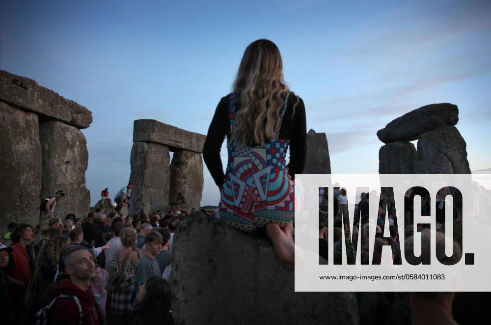Großbritannien, Feierlichkeiten zur Sommersonnenwende in Stonehenge June 20, 2024, Salisbury, England, UK: One of those celebrating the Summer Solstice sits on top of a stone after the sun has set at Stonehenge. Stonehenge was built by early Britons some 4000 years ago to align with the sun on the solstices. The summer solstice marks the end of Spring and the start of Summer and is the longest day and the shortest night in the Northern Hemisphere. The event is celebrated by thousands of pagans worldwide with singing and dancing. Salisbury UK - ZUMAmp3_ 20240620_zip_mp3_032