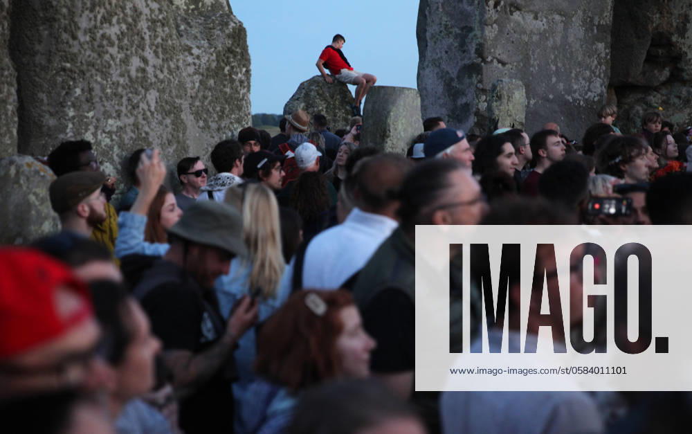 Großbritannien, Feierlichkeiten zur Sommersonnenwende in Stonehenge June 20, 2024, Salisbury, England, UK: One of those celebrating the Summer Solstice sits on top of a stone after the sun has set at Stonehenge. Stonehenge was built by early Britons some 4000 years ago to align with the sun on the solstices. The summer solstice marks the end of Spring and the start of Summer and is the longest day and the shortest night in the Northern Hemisphere. The event is celebrated by thousands of pagans worldwide with singing and dancing. Salisbury UK - ZUMAmp3_ 20240620_zip_mp3_035