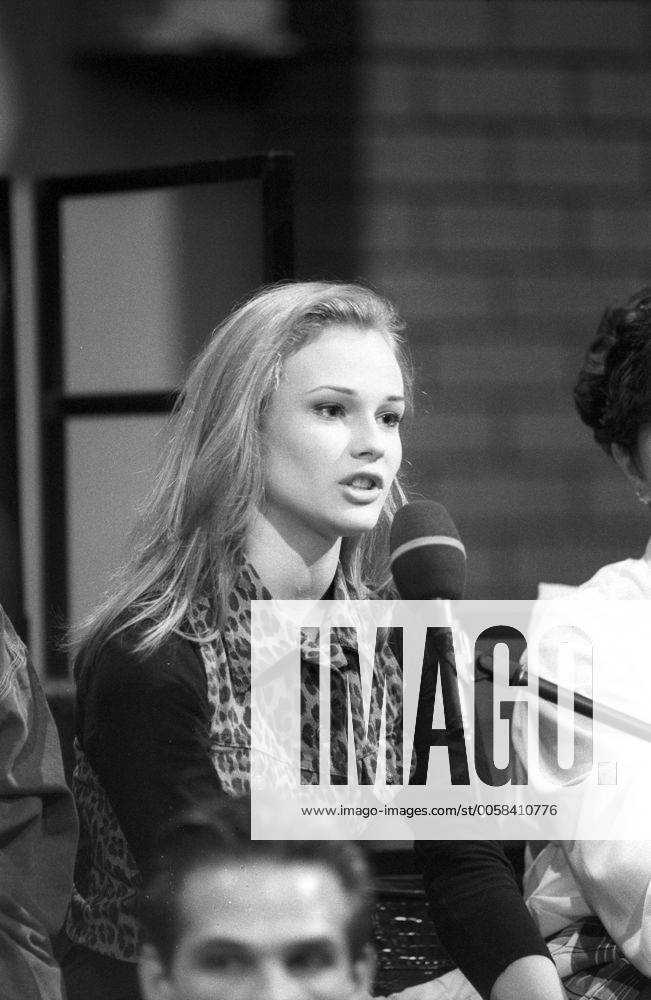 Diane Kruger (Schauspielerin) 01 93 rb Diane Kruger im Januar 1993 in Explosiv - Der heiße Stuhl , RTL plus Deutschland deutsch deutsche Frau Schauspiel Film Kino TV Fernsehen Model Fotomodell Gesicht 92 german actress Heidkrüger Krüger hoch halb stehend sprechend Studio Fernsehstudio Studiopublikum Mikrofon sw