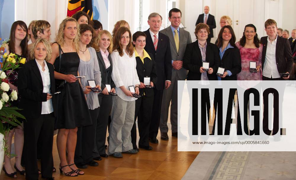 Berlin 30.04.2010 Verleihung des Silbernen Lorbeerblattes durch Bundespraesident Horst Koehler (6vre) und Bundesverteidigungsminister Karl-Theodor zu Guttenberg (5vre) im Schloss Bellevue - , Frauen Fussball Nationalmannschaft des DGS (Deutscher Gehoerlosen-Sportverband) o0 Damen gehörlos taub o0 Mannschaftsbild Totale