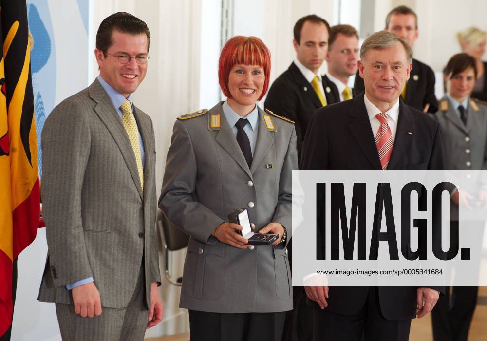 Berlin 30.04.2010 Verleihung des Silbernen Lorbeerblattes durch Bundespraesident Horst Koehler (rote Krawatte) und Bundesverteidigungsminister Karl-Theodor zu Guttenberg (gelbe Krawatte) im Schloss Bellevue - Sportler des DOSB (Deutscher Olympischer Sportbund) Biathlon Kati Wilhelm