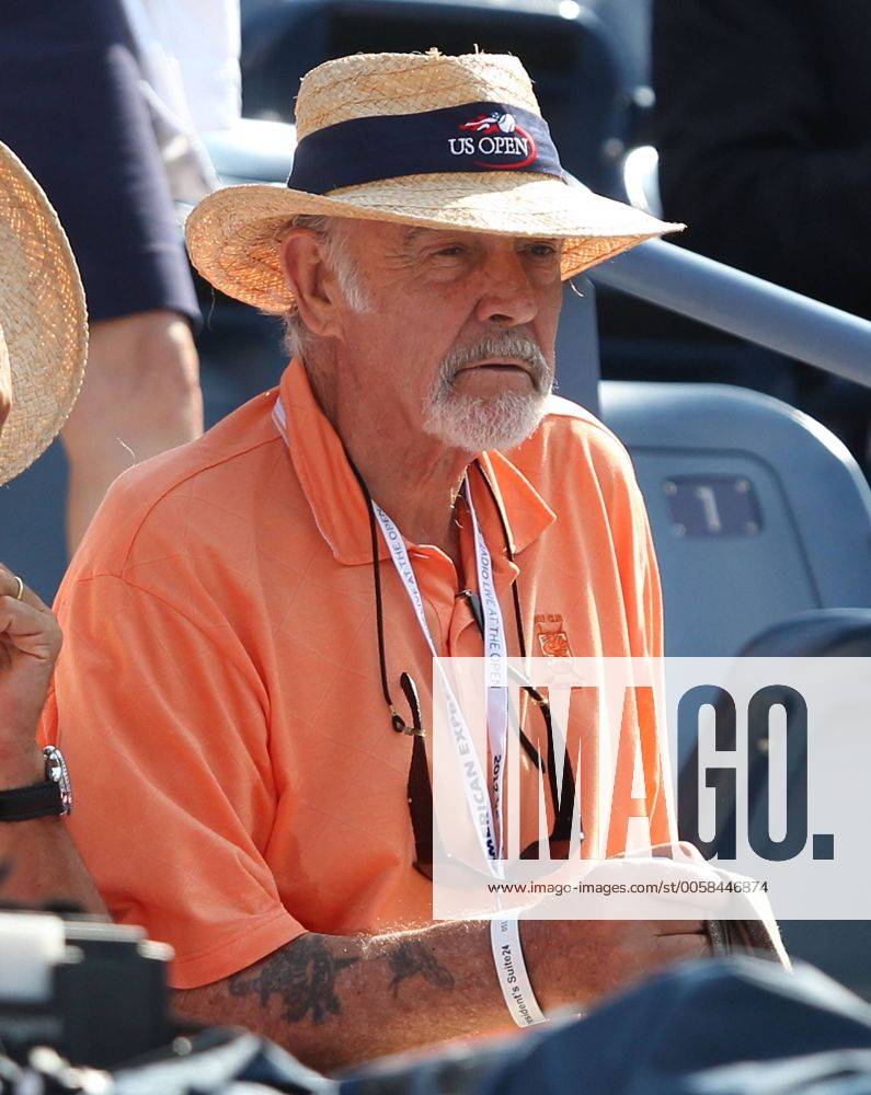 US Open 2012, USTA Billie Jean King National Tennis Center, Flushing Meadows, New York, ITF Grand Slam Tennis Tournament,Schauspieler Sean Connery sitzt ald Zuschauer auf der Tribuene, Einzelbild,Halbkoerper,Hochformat,Feature,VIP,Ehrengast,