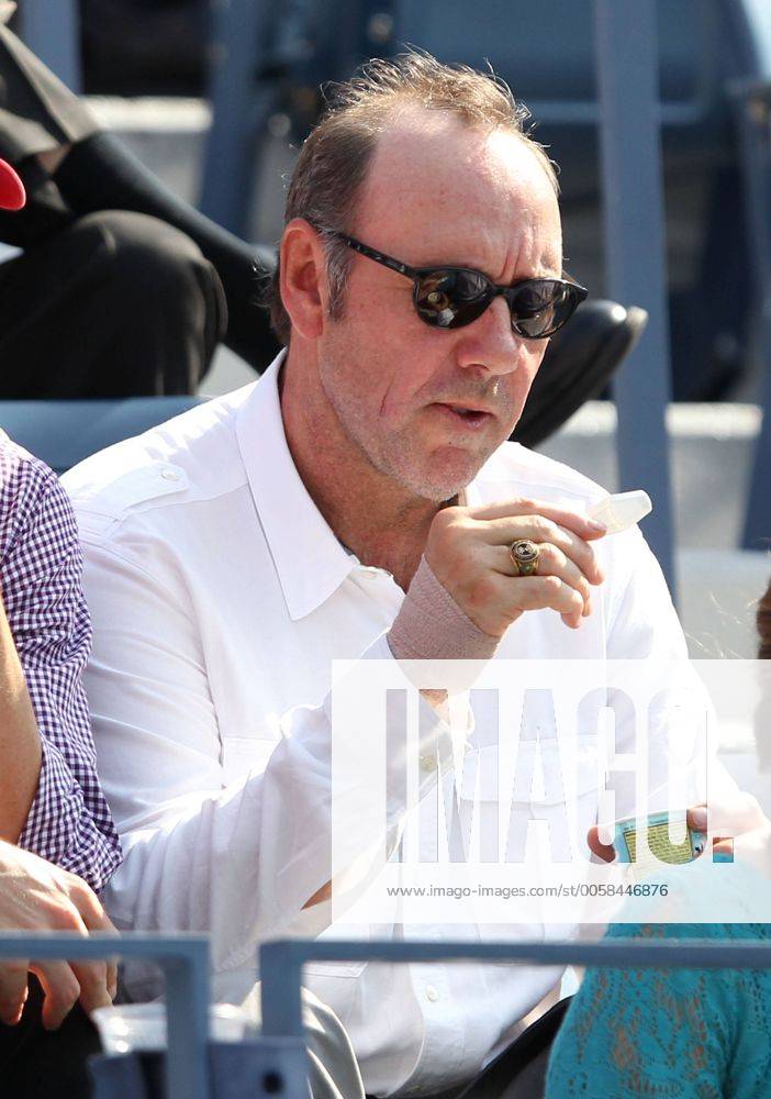 US Open 2012, USTA Billie Jean King National Tennis Center, Flushing Meadows, New York, ITF Grand Slam Tennis Tournament,Schauspieler Kevin Spacey mit Eiscreme sitzt als Zuschauer auf der Tribuene, Einzelbild,Halbkoerper, Hochformat,Feature,VIP,Ehrengast,