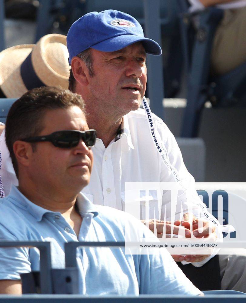 US Open 2012, USTA Billie Jean King National Tennis Center, Flushing Meadows, New York, ITF Grand Slam Tennis Tournament,Schauspieler Kevin Spacey mit Kappe sitzt als Zuschauer auf der Tribuene, Einzelbild,Halbkoerper, Hochformat,Feature,VIP,Ehrengast,