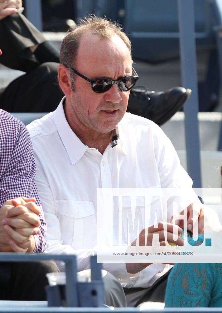 US Open 2012, USTA Billie Jean King National Tennis Center, Flushing Meadows, New York, ITF Grand Slam Tennis Tournament,Schauspieler Kevin Spacey mit Eiscreme sitzt als Zuschauer auf der Tribuene, Einzelbild,Halbkoerper, Hochformat,Feature,VIP,Ehrengast,