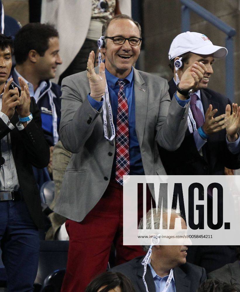 US Open 2012, USTA Billie Jean King National Tennis Center, Flushing Meadows, New York, ITF Grand Slam Tennis Tournament, Herren Finale,Endspiel,Schauspieler Kevin Spacey springt hoch und applaudiert,Jubel,Ehrengast,VIP,Halbkoerper,Hochformat,Feature,