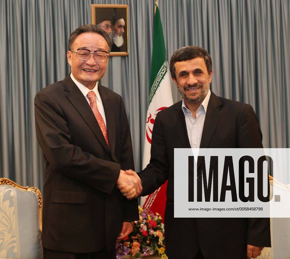 (120911) -- TEHRAN, Sept. 11, 2012 (Xinhua) -- Wu Bangguo(L), chairman of the Standing Committee of China s National People s Congress, shakes hands with Iranian President Mahmoud Ahmadinejad in Tehran, Iran, Sept. 11, 2012. (Xinhua Liu Weibing) (zkr) IRAN-CHINA-WU BANGGUO-AHMADINEJAD-MEETING