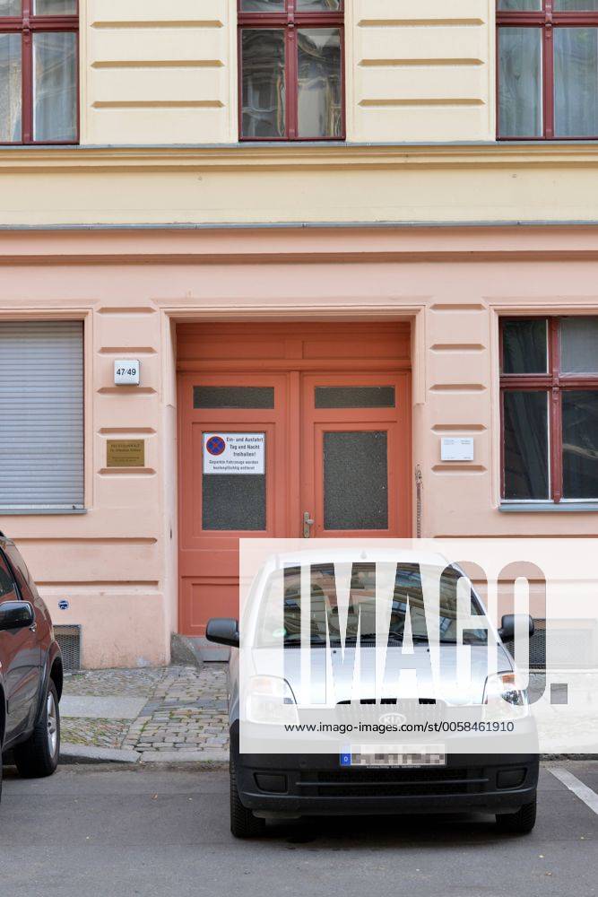 Deutschland, Berlin, Nehringstraße Einfahrt zugeparkt