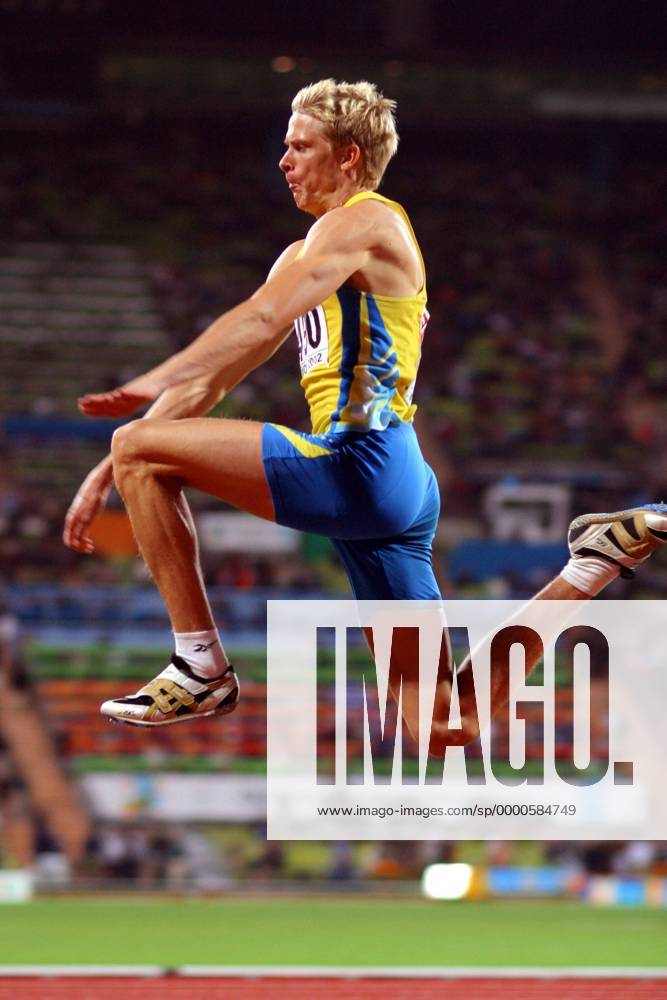 Christian Olsson (Schweden) - Flugphase Leichtathletik EM Herren Europameisterschaft 2002, Dreisprung Einzelbild Olympiastadion München Dynamik,