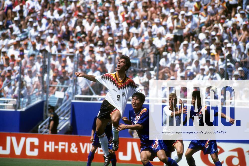 Karlheinz Riedle (Deutschland, li.) gegen Choi Young Il (Südkorea) Fußball WM Herren WM 1994, Länderspiel, Nationalteam, Nationaltrikot, Deutschland - Südkorea 3:2, Korea Gruppe Dallas Dynamik, Kampf,