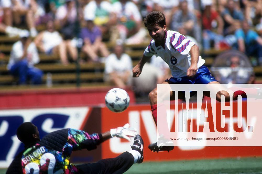 Oleg Salenko (Russland, re.) überwindet Torwart Jacques Songoo (Kamerun) Fußball WM Herren WM 1994, Länderspiel, Nationalteam, Nationaltrikot, Russland - Kamerun 6:1 Gruppe San Francisco Dynamik, Kampf, Abwehr,