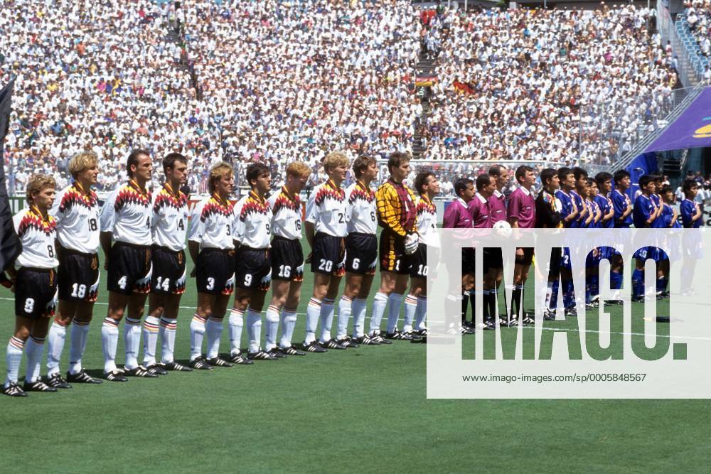 Mannschaftsvorstellung in Dallas vor dem Spiel der WM 1994 zwischen Deutschland (li.) und Südkorea Fußball WM Herren WM 1994, Länderspiel, Nationalteam, Nationaltrikot, Deutschland - Südkorea 3:2, Korea Totale Dallas