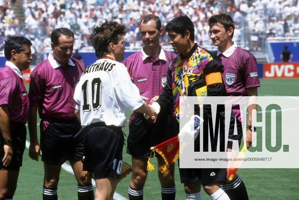 Lothar Matthäus (Deutschland, vorn li.) und Torwart Choi In Young (Südkorea) - Shakehands, dazwischen FIFA Schiedsrichter Joel Quiniou (Frankreich) Fußball WM Herren WM 1994, Länderspiel, Nationalteam, Nationaltrikot, Deutschland - Südkorea 3:2, Korea Gruppe Dallas