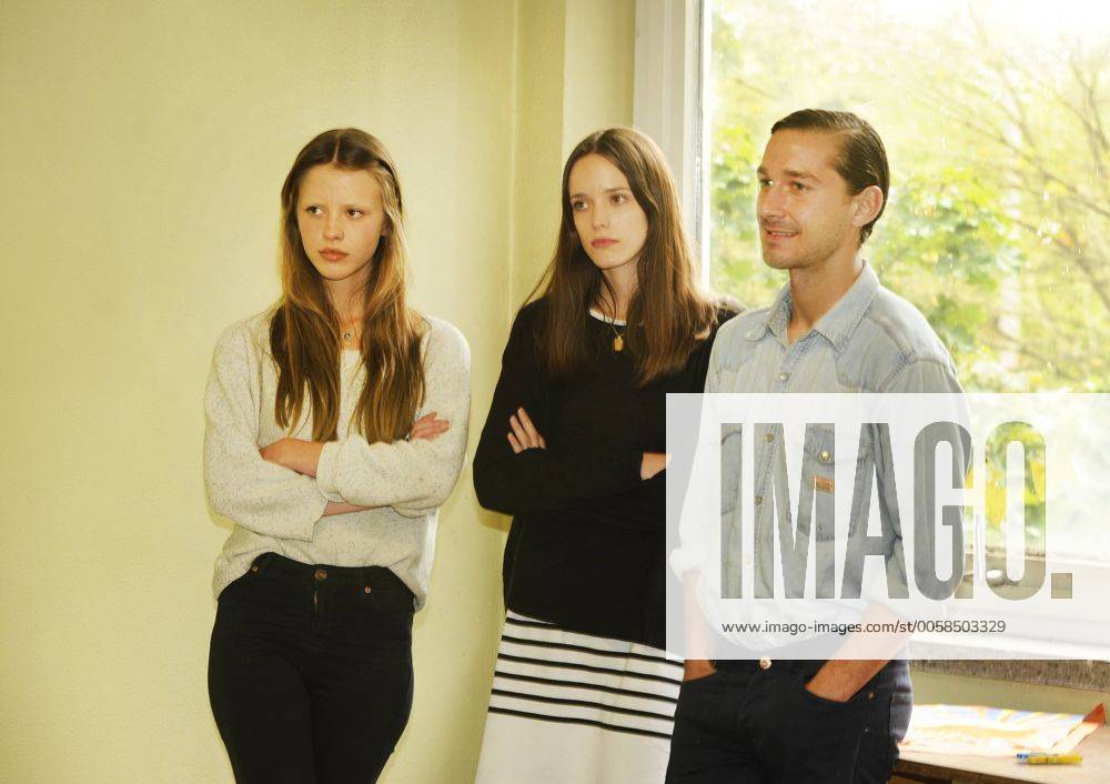 Deutschland, Köln, 20.09.2012 Der Kinofilm NYMPHOMANIAC (Start 2013), schildert die erotische Reise einer Frau von der Geburt bis zum Alter von 50 Jahren. Foto: v.l.n.r.: Mia GOTH, Stacy MARTIN und Shia LaBeouf, während der Dreharbeiten. Germany, Cologne, 20.09.2012 The movie Nymphomaniac (starting 2013), depicts the erotic journey of a woman from birth to age 50. Photo: From left to right: Mia GOTH, Stacy Martin and Shia LaBeouf, during filming NYMPHOMANIAC NYMPHOMANIAC