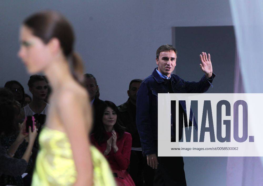 PARIS, Sept. 28, 2012 - Belgian designer Raf Simons greets the audiences during French fashion house Christian Dior s Spring Summer 2013 ready-to-wear fashion show in Paris, France, Sept. 28, 2012. (Xinhua Gao Jing) (zw) FRANCE-PARIS-FASHION WEEK-DIOR