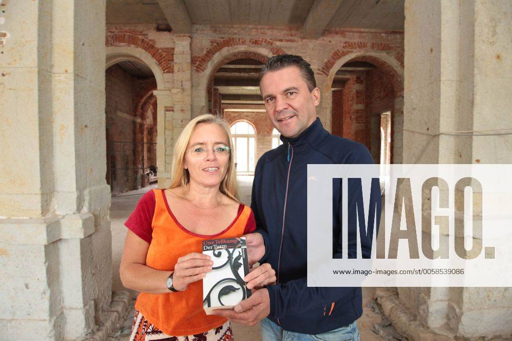 Susanne Dagen (Buchhaus Loschwitz) und Kai Kochan (Wok Gastronomie) organisieren ein Public Viewing des Films Der Turm im Elbhotel am Körnerplatz. Foto: Sven Ellger